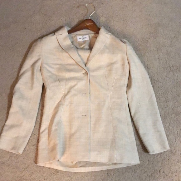 Tan Valentino suit. Size 6 - Picture 1 of 2